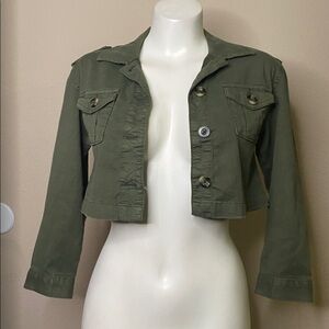 SO Camo green button, front crop military style jacket 💕 Small